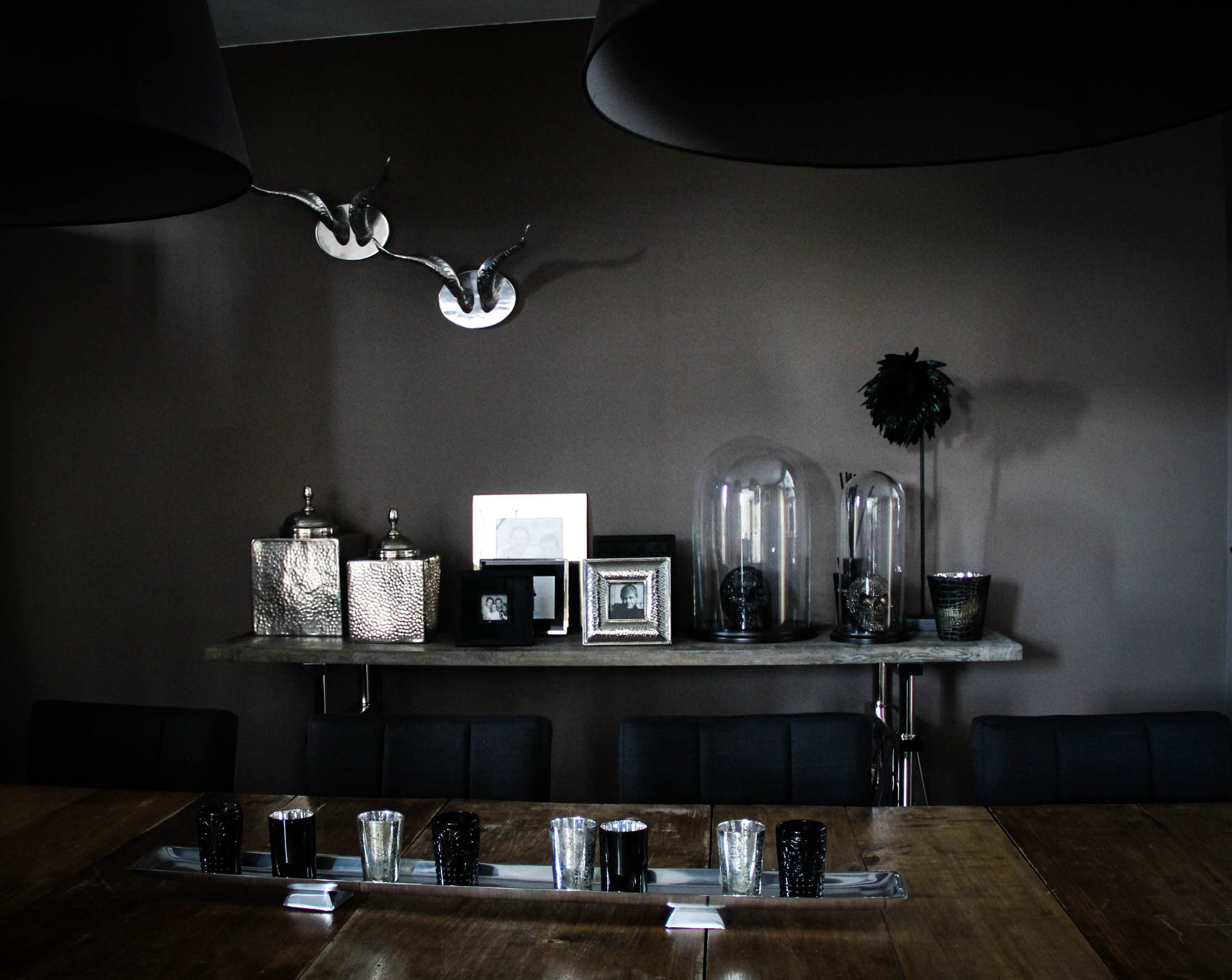 Table remplie d'objet de décoration comme des cadres, fleurs